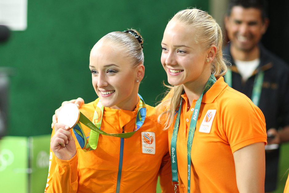 Turnzussen Sanne en Lieke Wevers negeren turnbond en gaan weer trainen met omstreden vader Vincent