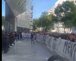 🎥 | Chaos in Parijs! Woeste fans melden zich bij stadion PSG en eisen ontslag Lionel Messi