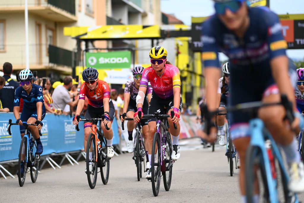Chantal van den Broek-Blaak met de schrik vrij na crash in Tour de France Femmes: 'Stukje concentratie'