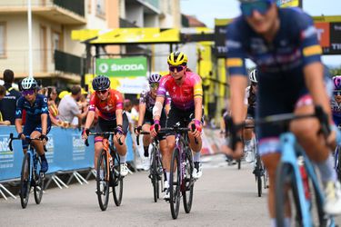 Chantal van den Broek-Blaak met de schrik vrij na crash in Tour de France Femmes: 'Stukje concentratie'