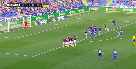 🎥 | Enes Ünal vlamt een vrije trap in de bovenhoek