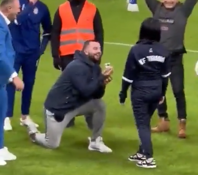 🎥💍 | Streaker faket blessure en verrast vriendin met aanzoek op veld