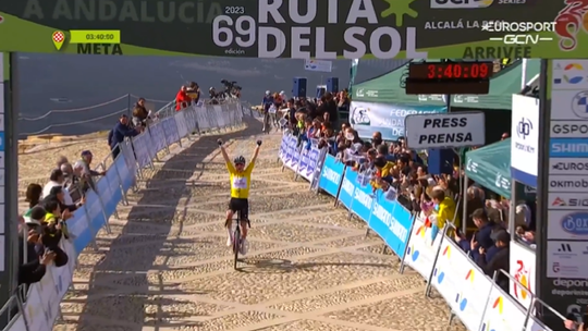 🎥 | Tadej Pogacar ook de beste op loeisteile keienmuur in Ruta del Sol en boekt 5e (!) zege op rij