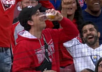 🎥🍺 | Hold my beer! Honkballer slaat bal in beker bier van fan