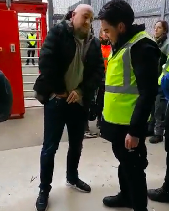 🤣 | Voetbalfan neemt Grolsch Veste-steward in de zeik in: 'Doe je werk eens goed'