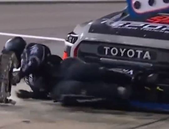 🎥 | Struikelend crew-lid krijgt tik(je) van auto in Nascar Truck Series