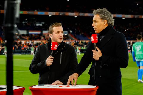 Van Hooijdonk en Van der Vaart bekvechten bij Studio Voetbal: 'Daar gaan we weer...'