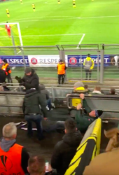Zielsgelukkige Atalanta-fan spartelt op de grond na voorsprong tegen Dortmund (video)