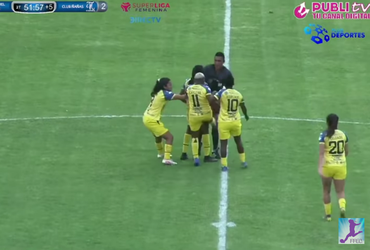 🎥😵 | Voetbalster in Ecuador is niet blij met scheidsrechter en trapt na rood VOL in z'n kruis