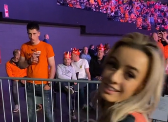 🎥😂 | Nederlandse dartsfan kijkt met volle fascinatie naar dansje van PDC-danseressen