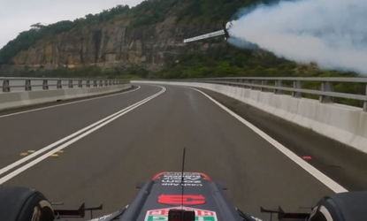 🎥 | Vette beelden: Daniel Ricciardo racet in Red Bull tegen stuntvliegtuig