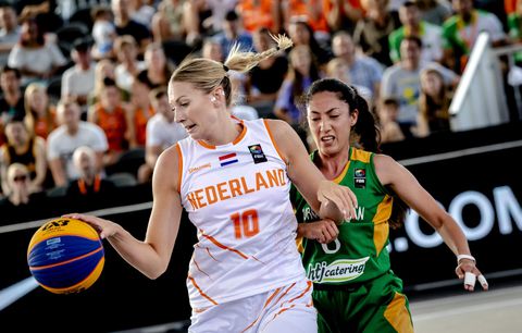 Nederlandse 3x3-basketbalsters overleven groepsfase WK op het nippertje