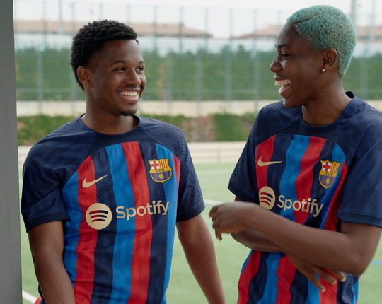 🎥 | FC Barcelona onthult nieuw tenue: geïnspireerd op de Olympische Spelen van 1992