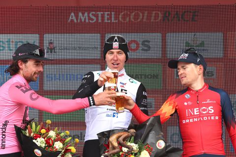 Tadej Pogacar won Amstel Gold Race dankzij Van der Poel: 'Hij is een coole gast'