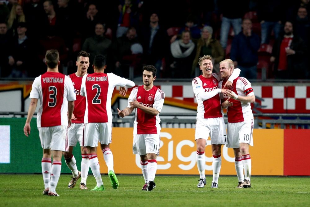 Sterk Ajax evenaart clubrecord, ondanks rare blunder Cillessen (video)