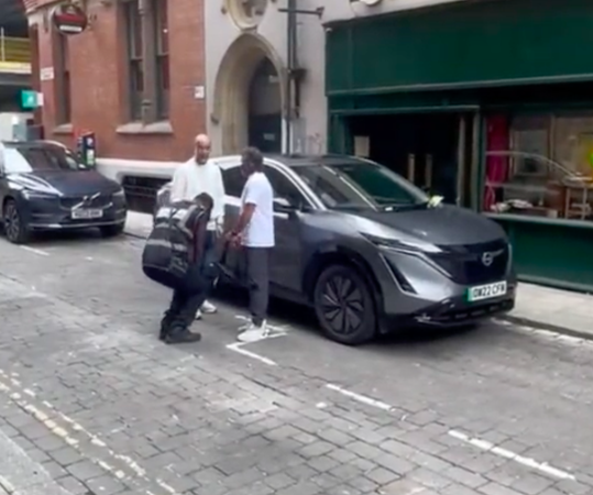 🎥 | Parkeerwachter heeft dag van z'n leven: boete uitdelen aan Pep Guardiola én op de foto