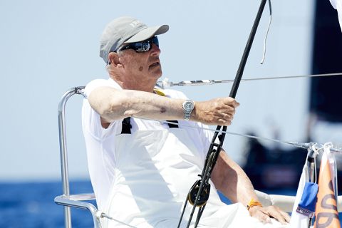 Nu jij nog Koning Willem-Alexander! Noorse Koning Harald (85) in top 10 bij WK zeilen