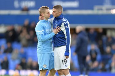 🎥💙💛 | Brok in keel-moment bij Everton-City: applaus voor omhelzing Zinchenko-Mykolenko