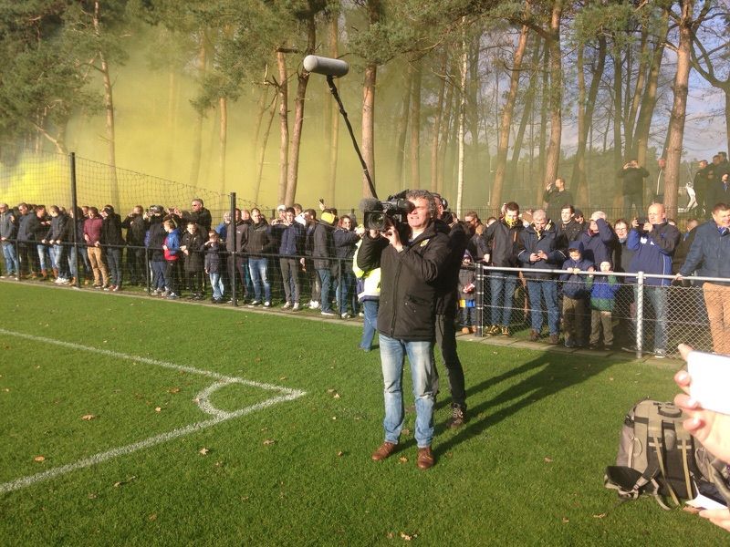 Veel vuurwerk en fans bij training Vitesse voor derby