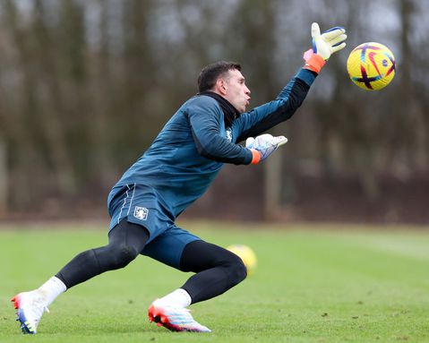 Emi Martinez moet ook duel tegen Tottenham van de bank bekijken