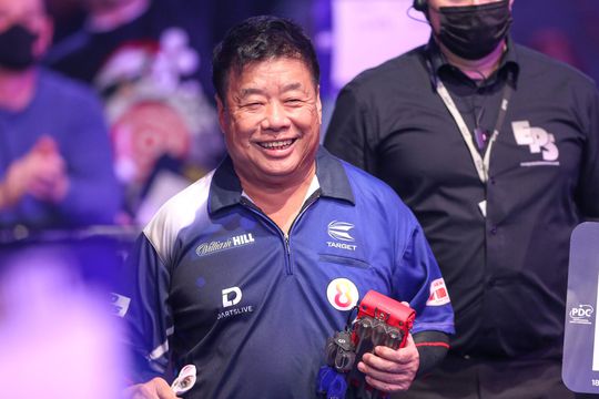 🎥 | Dartslegende Paul Lim keert terug op PDC-podium: 'Ooit ga ik met pensioen'