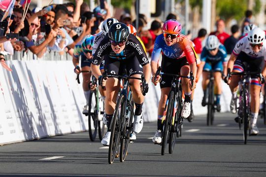 🎥 | Lorena Wiebes ziet oud-ploeggenote Charlotte Kool rit winnen in UAE Tour
