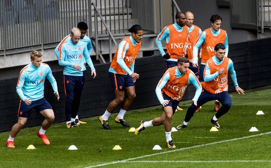 Oranje met rouwbanden tegen Zweden vanwege Van der Laan