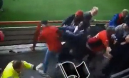 🎥 | Supporters van IJsselmeervogels knokken met familieleden Jong Volendam-spelers