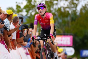 Demi Vollering crasht, maar doet nog altijd mee om eindzege in Tour de France Femmes: 'Bocht onderschat'