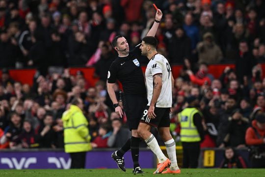 🎥 | Fulham-spits Aleksandar Mitrovic moet vrezen voor zware straf na duwen scheidsrechter