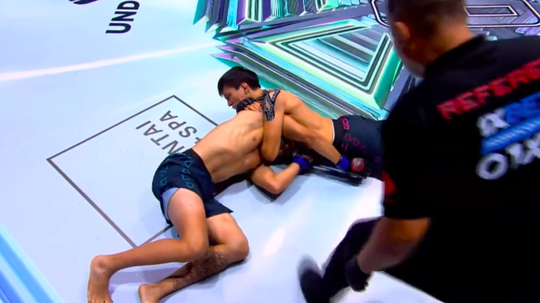 🎥 | MMA-vlieggewicht Maksum imponeert met nieuwe zege (16-0!): 'UFC kijk je mee?'