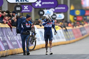 🎥  | Deze bizarre valpartij in Ronde van Vlaanderen gemist? Ballerini wil té graag 43e worden