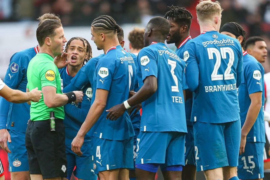 Dick van Egmond legt uit waarom de blessuretijd bij Feyenoord - PSV terecht was