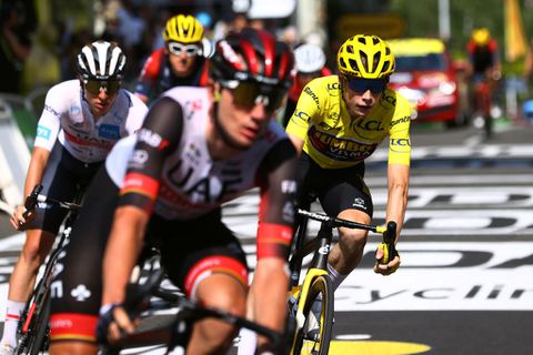 Ploegleider Jumbo-Visma ziet sterke geletruidrager Jonas Vingegaard in Pyreneeën: 'Geeft geen krimp'