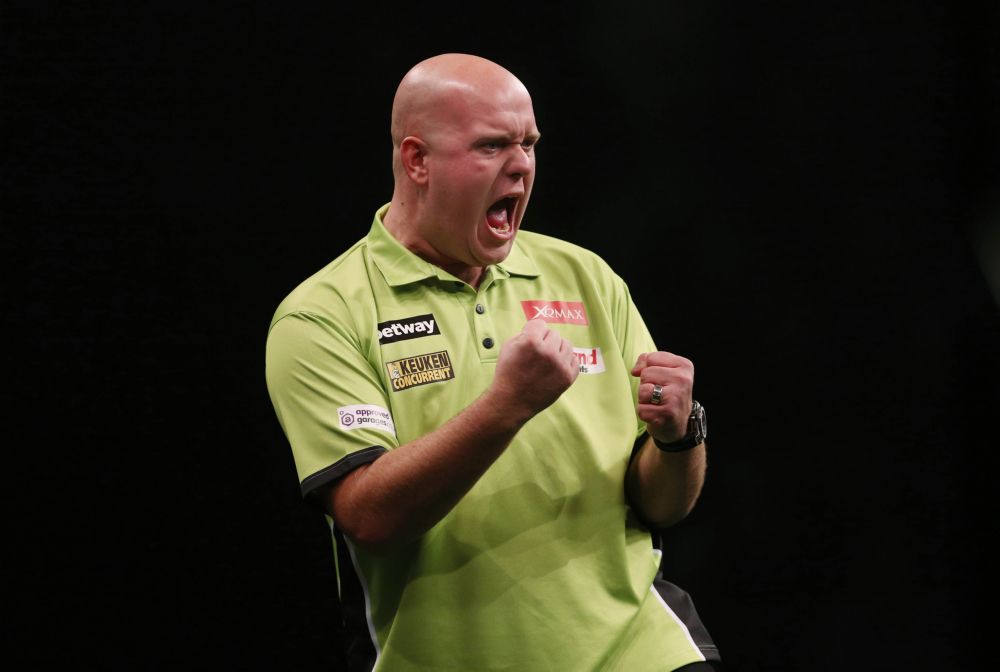 JAA! Mighty Mike pleurt weer een 9-darter tegen het bord!