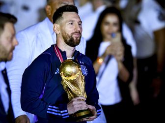 🧑‍🎄  | Geen gouden ballen, maar zilveren ballen: Lionel Messi viert Kerstmis niet in stijl
