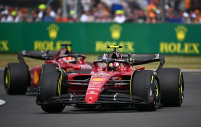 Sainz wint (voor het eerst) na heftige zondag op Silverstone, Verstappen met gehavende Red Bull naar P7