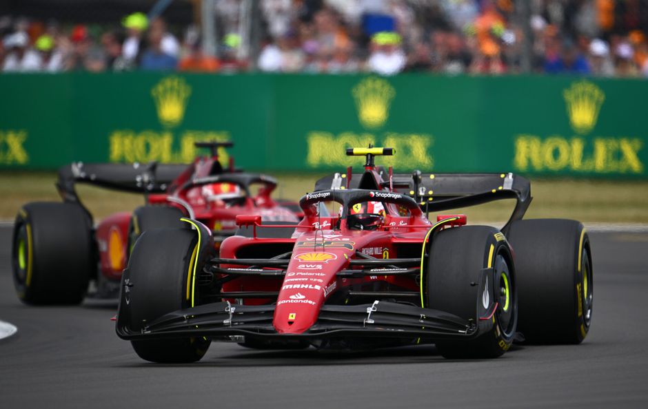 Sainz wint (voor het eerst) na heftige zondag op Silverstone, Verstappen met gehavende Red Bull naar P7