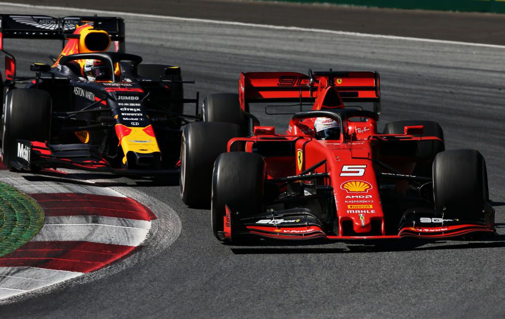NEE! Vettel jankt Verstappen keihard de baan af (video)