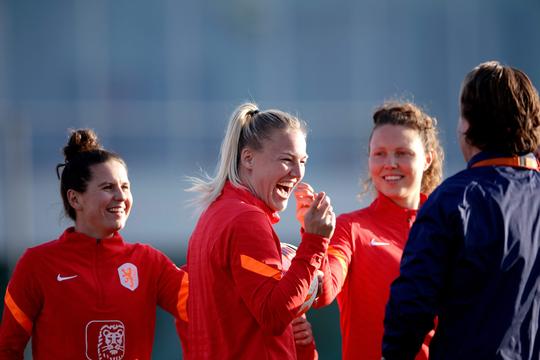 Merel van Dongen klimt in de pen voor emotioneel betoog aan afscheidnemende Stefanie Van Der Gragt