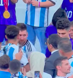 👀 | Messi moest NIETS hebben van aandacht zoekende Salt Bae, die hem aan zijn arm trok