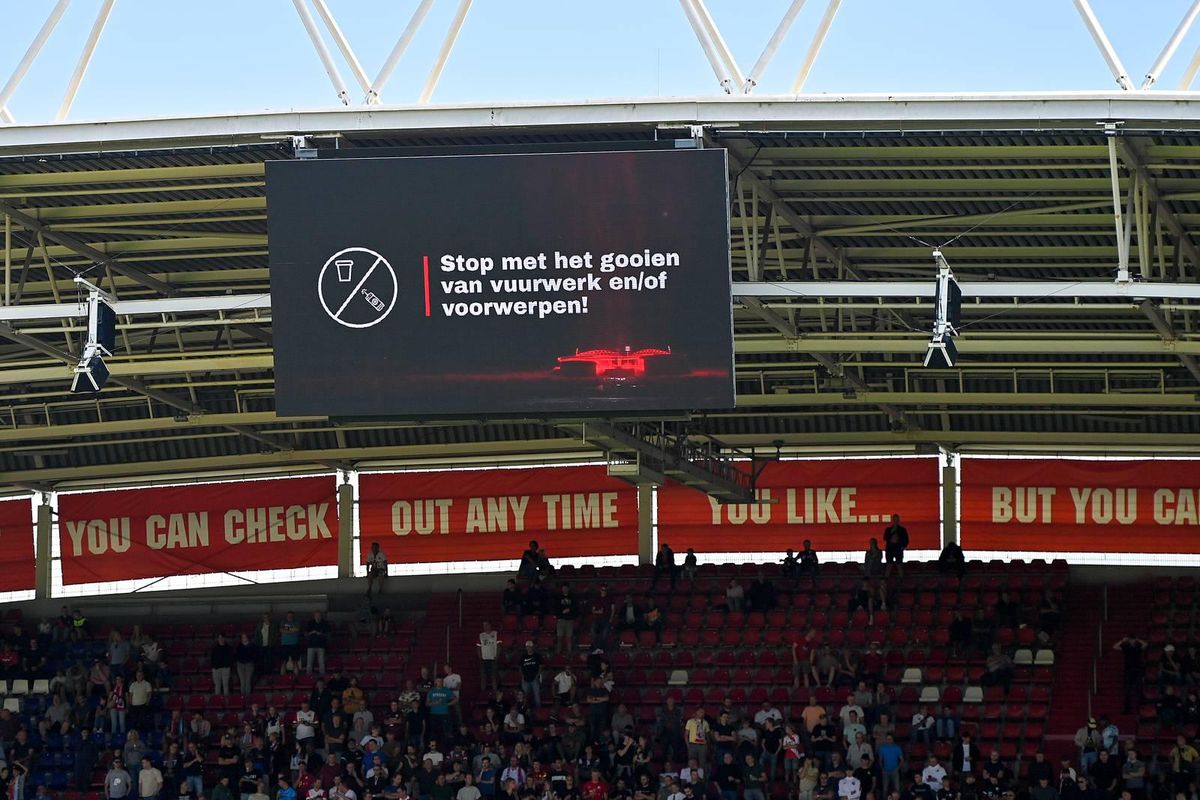 Utrecht-fans misdragen zich: duel met Ajax kort gestaakt na vuurwerkbom