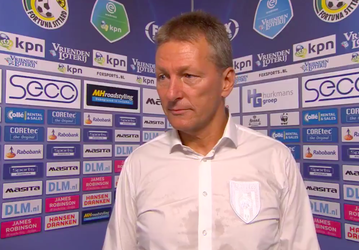 Heracles-coach Frank Wormuth vol onbegrip na penalty: 'Slaat nergens op' (video)