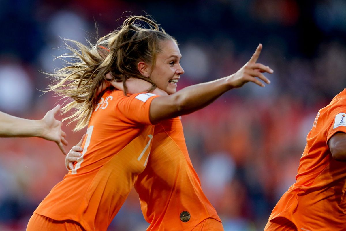 Lieke Martens trekt ploeterende Oranje Leeuwinnen met 2 goals naar de kwartfinale van het WK