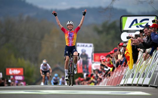 🎥 | Onverslaanbare Demi Vollering wint na Amstel Gold Race ook Waalse Pijl