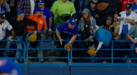 🎥 | Blue Jays-fans gaan viral na missen van kapitale homerun-vangbal: 'Voel me verschrikkelijk'