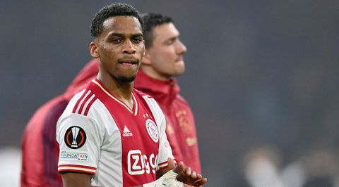 Ajax neemt voorafgaand aan Klassieker tegen Feyenoord afscheid van Jurriën Timber