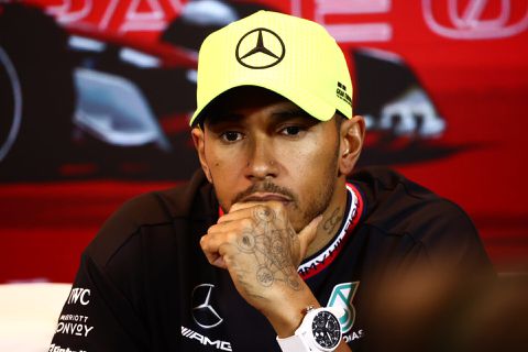 Bizarre contracteisen Lewis Hamilton gelekt: 'Wereldtitels van Max Verstappen kosten hem MILJOENEN'