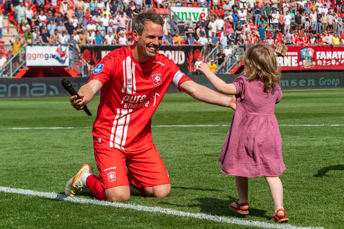 Twente-helden Brama en Roetgering brengen kinderboek uit voor homoacceptatie in voetbalwereld