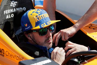 Ai! Alonso crasht op Indy 500-training (video)